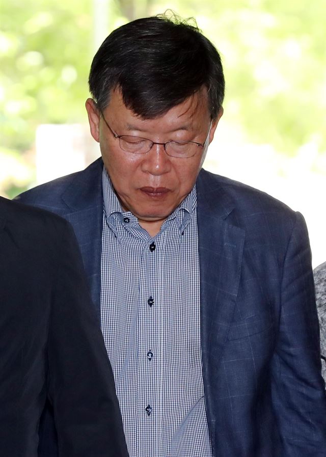 ‘노조와해 의혹’에 관여한 혐의를 받고 있는 박상범 전 삼성전자서비스 대표가 31일 오전 구속 전 피의자 심문을 받기 위해 서울 서초구 서울중앙지법에 들어서고 있다. 연합뉴스