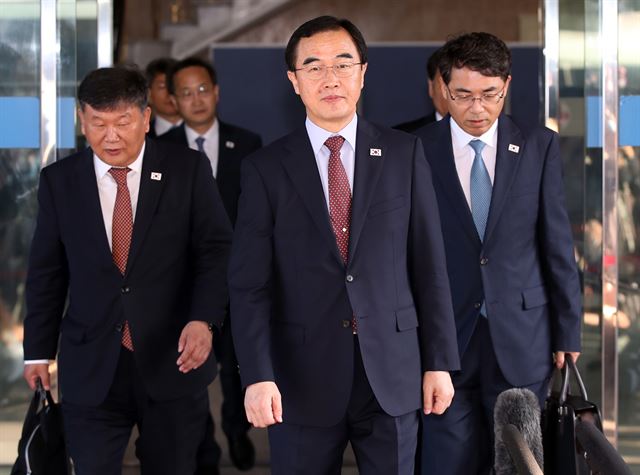 판문점 선언 이행을 위한 첫번째 남북 고위급 회담 우리측 대표단인 조명균 통일부 장관 등이 1일 오전 서울 종로구 삼청동 남북회담본부에서 출발하고 있다. 대표단은 조 장관 외에 김정렬 국토교통부 2차관과 노태강 문화체육관광부 2차관, 김남중 통일부 통일정책실장, 안문현 국무총리실 심의관으로 구성됐다. 연합뉴스