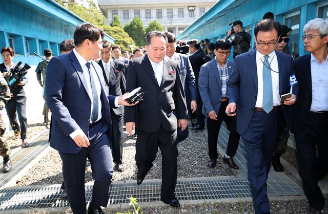 1일 오전 판문점 남측 평회의집 에서 열린 남북고위급 회담에 참석한 리선권 조국평화통일위원회 위원장이 군사분계선을넘어 남측으로 들어오고 있다. 판문점= 사진공동취재단