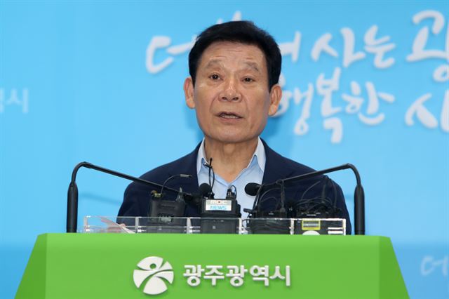 1일 오전 윤장현 광주시장이 시청 브리핑룸에서 기자회견을 열어 현대차로부터 빛그린산단 자동차산업 육성 사업 투자를 제안 받았다고 설명하고 있다. 연합뉴스