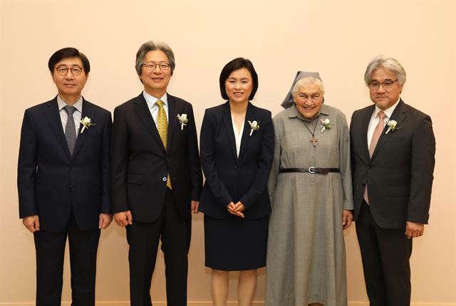 2018년 제28회 호암상 수상자들. 왼쪽부터 공학상 박남규 성균관대 교수, 의학상 고규영 카이스트 특훈교수, 과학상 오희 예일대 석좌교수, 사회봉사상 강칼라 수녀, 예술상 연광철 성악가. 호암재단 제공