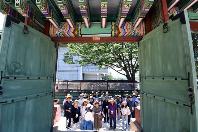 1일 오후 온라인으로 신청한 일반 관람객들이 칠궁을 관람하고 있다. 청와대사진기자단