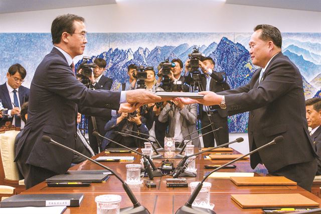 조명균(왼쪽) 통일부 장관과 리선권 조국평화통일위원회 위원장이 1일 판문점 남측 평화의집에서 열린남북 고위급 회담을 마친 뒤 공동보도문을 교환하고 있다. 판문점=사진공동취재단