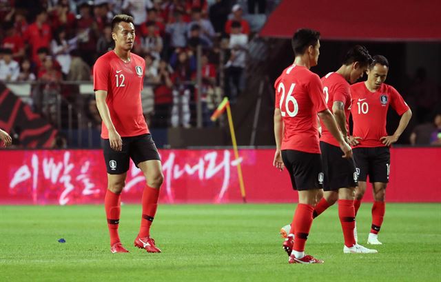 1일 전주월드컵경기장에서 열린 대한민국 대 보스니아 헤르체고비나 평가전에서 1-3으로 패한 한국선수들이 아쉬워하고 있다. 연합뉴스