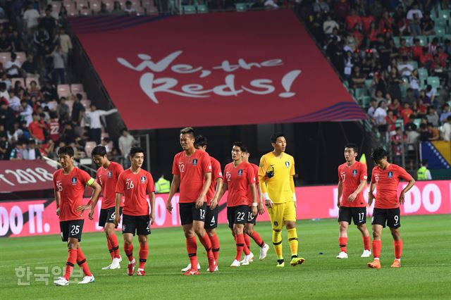 1일 전주월드컵경기장에서 열린 대한민국 대 보스니아-헤르체고비나 평가전에서 한국 대표팀이 1-3으로 패한 뒤 침통한 표정을 하고 있다. 전주=류효진 기자