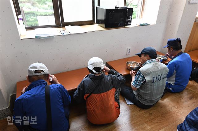 [저작권 한국일보] 5일 서울 종로구 탑골공원 원각복지회에서 노인들이 무료급식 식사를 하고 있다. 배우한 기자