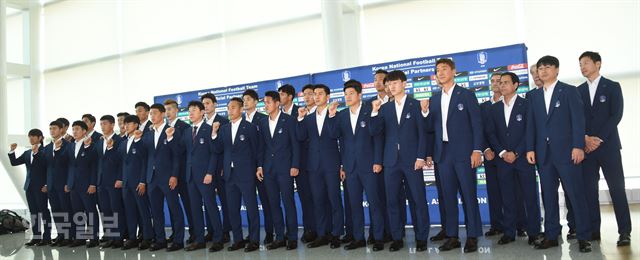 [저작권 한국일보] 2018 러시아 월드컵에 출전하는 한국 축구대표팀이 인천국제공항에서 전지훈련 캠프인 오스트리아로 출국하기 전 파이팅을 외치며 기념촬영 하고 있다.