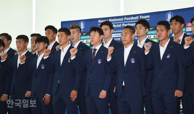 [저작권 한국일보] 2018 러시아 월드컵에 출전하는 한국 축구대표팀이 전지훈련 캠프인 오스트리아로 출국하기 전 파이팅을 외치며 기념촬영 하고 있다.