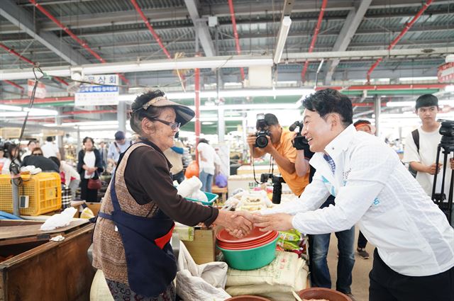 6ㆍ13 지방선거 공식 선거운동 첫 주말인 지난 2일 오전 무소속 원희룡 후보가 제주시 민속오일시장을 찾아 유권자들에게 지지를 호소하고 있다. 연합뉴스