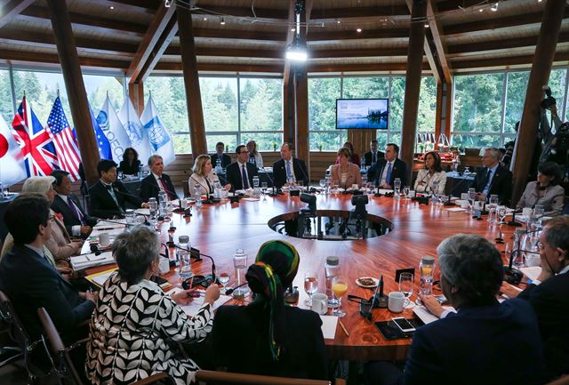 G7 국가의 재무장관 및 중앙은행 총재들이 1일 캐나다 휘슬러에서 만나 회의를 하고 있다. 휘슬러=로이터 연합뉴스