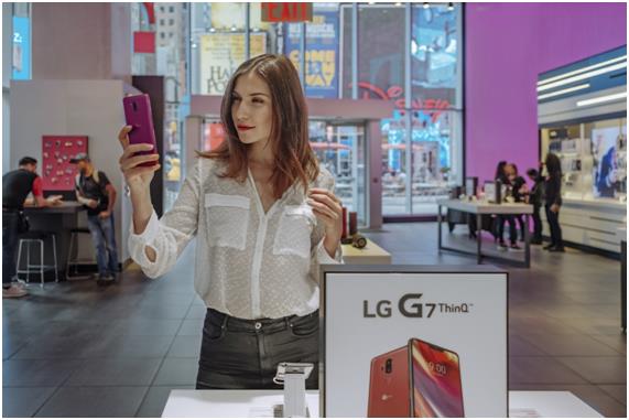 미국 뉴욕의 이동통신사 매장에서 LG전자 모델이 LG G7씽큐를 소개하고 있다. LG전자 제공