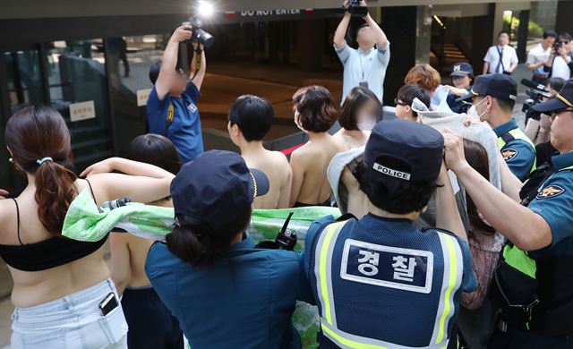 2일 오후 서울 강남구 페이스북코리아 앞에서 여성단체 '불꽃페미액션' 회원들이 페이스북의 성차별적 규정에 항의하는 상의 탈의 시위를 하고 있다. 이 단체는 앞서 페이스북이 남성의 반라 사진은 그대로 두면서 여성의 반라 사진만 삭제하는 점을 규탄하기 위해 기자회견을 열었다고 밝혔다. 연합뉴스