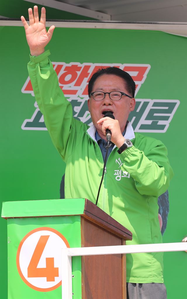 박지원 민주평화당 의원이 3일 오후 전북 고창군청 앞에서 유권자들에게 6·13 지방선거 지지를 호소하고 있다. 연합뉴스