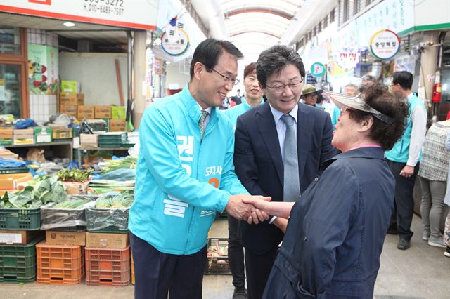 권오을(왼쪽) 바른미래당 경북도지사 후보가 유승민 바른미래당 공동대표와 함께 27일 경북 안동 중앙신시장에서 시민들과 만나고 있다. 권오을 후보 캠프 제공=연합뉴스