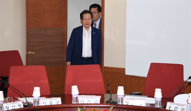 홍준표 자유한국당 대표가 4일 서울 여의도 당사에서 열린 서민경제 2배 만들기 대책회의에 참석하고 있다. 홍 대표는 자유한국당 지방선거 출마자들이 유세 지원을 달가워하지 않고 지역을 방문해도 ‘따로 유세’를 하는 등 ‘홍준표 패싱’에 몰리자 이날부터 유세활동을 중단했다. 오대근 기자 inliner@hankookilbo.com