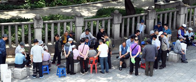 [저작권 한국일보] 지난 5일 서울 탑골공원에서 노인들이 바둑이나 장기를 두고 있다. 배우한 기자