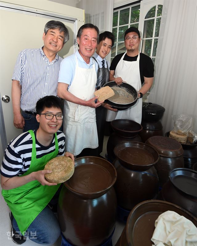 김택상 삼해소주 명인과 제자들이 지난 1일 서울 종로구 삼해소주가 공방에서 술 익는 항아리를 앞에 두고 소주의 기본 재료가 되는 밑술과 누룩을 들어 보이고 있다. 아래부터 시계방향으로 김영훈씨, 김현종 삼해소주가 대표, 김택상 명인, 곽지수, 정우연씨. 삼해소주가는 공식 홈페이지가 없으며 양조 아카데미 신청이나 시음행사 참여, 제품 구매 관련 문의는 종로구 사무실 방문이나 전화(070-8202-9165)를 이용하면 된다. 신상순 선임기자