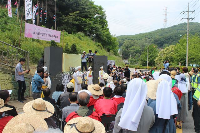 지난해 6월 13일 경기 양주시 광적면 효촌리 사고현장 도로에서 열린 심미선.신효순 양의 15주기 추모제. 한국일보 자료사진