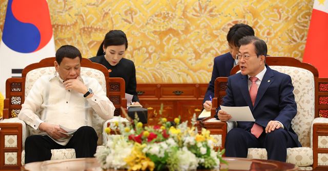 문재인 대통령과 한국을 공식 방문한 로드리고 두테르테 필리핀 대통령이 4일 오후 청와대에서 열린 정상회담에서 환담하고 있다. 연합뉴스