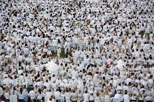 프랑스 파리의 앵발리드에서 3일(현지시간) 올해로 30회를 맞는 '디네 앙 블랑(Diner en Blanc)'이 열려 하얀 옷을 입고 행사에 참여한 시민들이 저녁을 먹으며 즐거워하고 있다. 해마다 파리의 다른 장소에서 열리는 '디네 앙 블랑'에서는 머리부터 발끝까지 흰색으로 차려 입은 사람들이 야외에 모여 하얀색으로 꾸며진 테이블에 앉아 만찬을 즐긴다. AP 연합뉴스