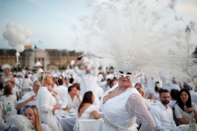 프랑스 파리에서 3일(현지시간) 올해로 30회를 맞는 '디네 앙 블랑(Diner en Blanc)'이 열리고 있는 가운데 화려하게 꾸민 한 시민이 포즈를 취하고 있다. 로이터 연합뉴스