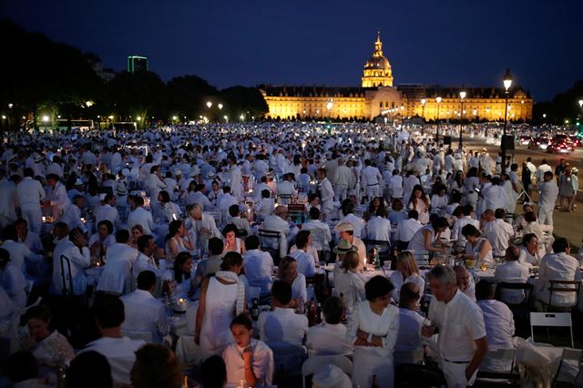 프랑스 파리의 앵발리드에서 3일(현지시간) 올해로 30회를 맞는 '디네 앙 블랑(Diner en Blanc)'이 열리고 있는 가운데 행사에 참여한 시민들이 저녁을 먹으며 즐거운 시간을 보내고 있다. 로이터 연합뉴스