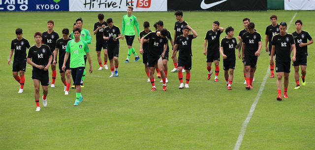 2018 러시아월드컵에 출전하는 축구대표팀 선수들이 4일 오후(현지시간) 오스트리아 레오강 슈타인베르크 스타디온에서 훈련을 마친 뒤 그라운드를 나서고 있다. 레오강=연합뉴스