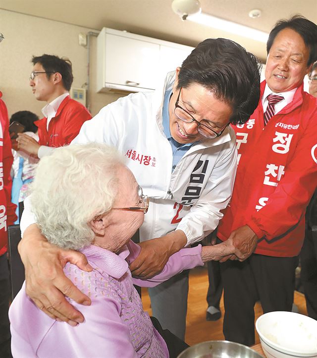 자유한국당 김문수 서울시장 후보가 4일 오전 서울 성수동 성삼경노당을 찾아 어르신들과 만나고 있다. 연합뉴스