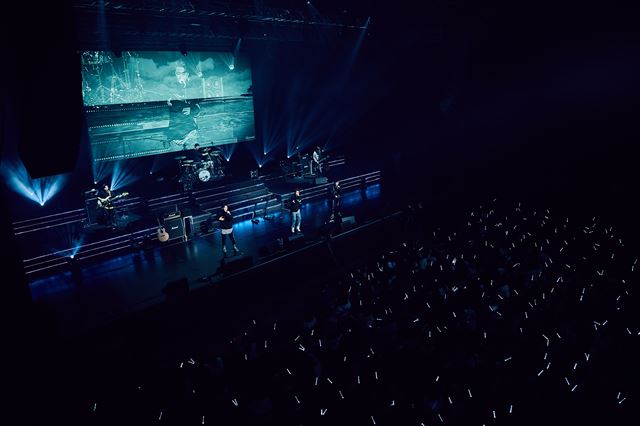 아이돌 밴드 더 이스트라이트가 지난 1월 연 첫 단독 콘서트에서 무대를 선보이고 있다. 더 이스트라이트는 보컬 3명이 춤으로 역동적인 무대 구성을 보인다. 미디어라인 엔터테인먼트 제공