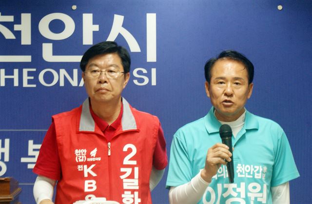 천안갑 재선거 자유한국당 길환영(왼쪽) 후보와 바른미래당 이정원 후보가 5일 천안시청 브리핑룸에서 야권후보 단일화와 관련해 입장을 밝히고 있다.