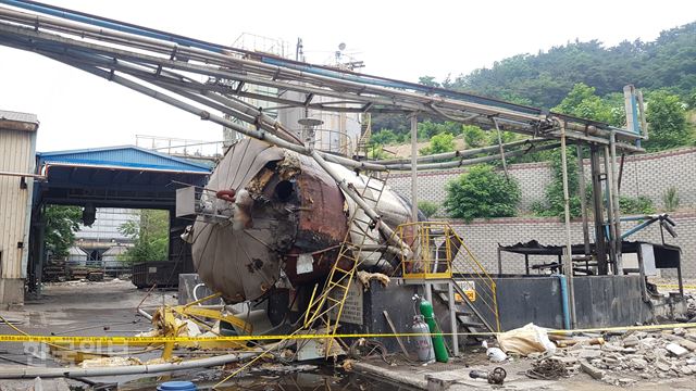 [저작권 한국일보]5일 오전 9시33분쯤 경북 포항시 남구 호동 제철세라믹 공장에서 기름탱크 철거 작업 중 폭발 사고가 발생, 1명이 숨지고 4명이 다쳤다. 김정혜기자 kjh@hankookilbo.com