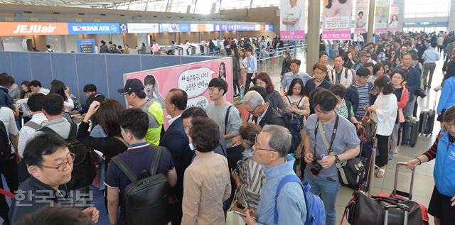 19대 대통령 선거 사전투표 첫날인 지난해 5월 4일 오전 인천국제공항 사전투표소 앞에서 여행객들이 투표를 하기 위해 길게 줄지어 서 있다. 고영권 기자