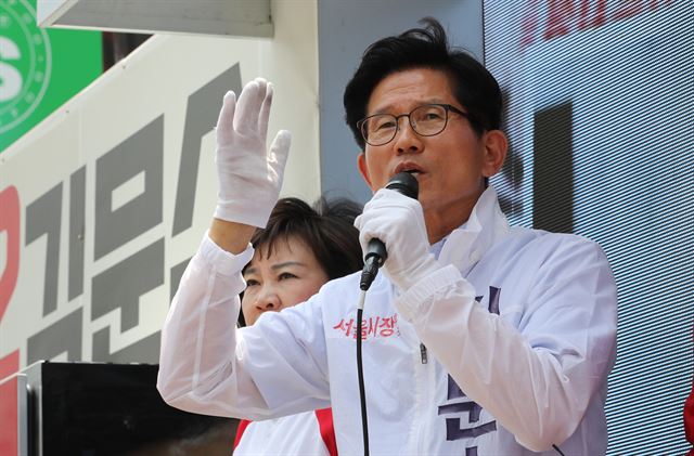 자유한국당 김문수 서울시장 후보가 5일 오후 서울 영등포구 여의도역네거리에서 열린 집중유세에서 연설하고 있다. 연합뉴스