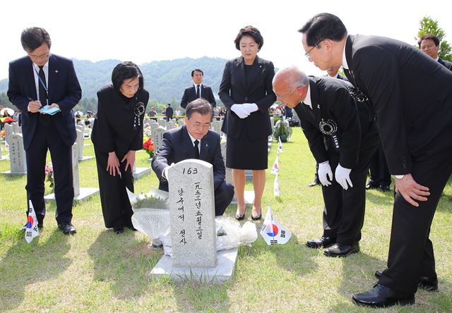 문재인 대통령과 부인 김정숙 여사가 제63회 현충일인 6일 오전 대전 현충원을 찾아 6.25 당시 전사한 고 김기억 육군 중사의 묘지를 시작으로 무연고 묘지를 참배하고 있다. 대전=연합뉴스