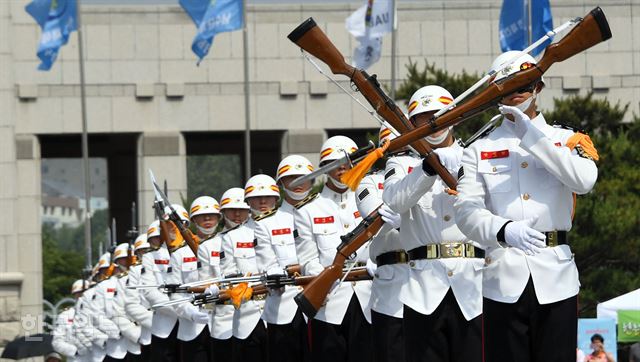 제63회 현충일인 6일 오후 서울 용산구 전쟁기념관에서 해병대 의장대가 시범을 보이고 있다. 신상순 선임기자 ssshin@hankookilbo.com