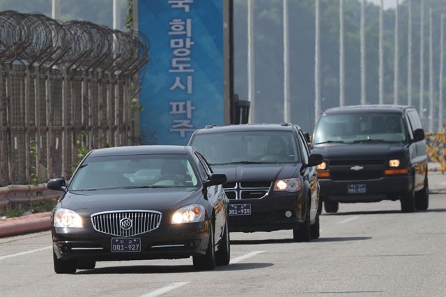 성 김 필리핀 주재 미국대사가 이끄는 미국 북미 정상회담 준비 협상단 차량이 6일 오후 판문점 협상을 마치고 경기 파주시 통일대교 남단을 통과해 서울로 향하고 있다. 파주=연합뉴스