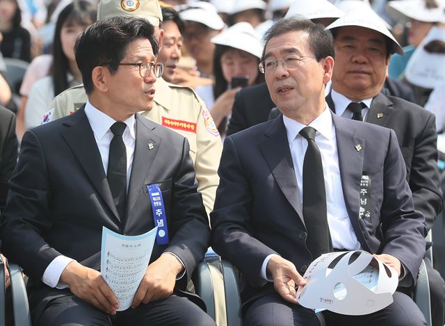 더불어민주당 박원순(오른쪽) 서울시장 후보와 자유한국당 김문수 서울시장 후보가 6일 오전 서울 동작구 국립서울현충원에서 열린 제63회 현충일 추념식에 참석해 대화를 나누고 있다. 연합뉴스