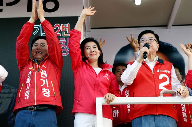 2일 오후 자유한국당 출마 후보자들이 경북 안동시 남문동 문화의 거리에서 합동유세를 펼쳤다. 나경원(가운데) 국회의원이 권기창 안동시장 후보 지지 유세에 나서고 있다. 뉴스1