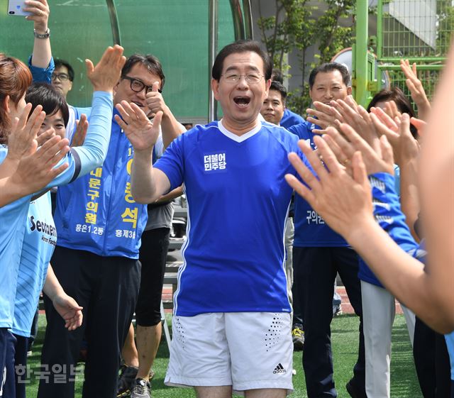 박원순 서울시장 후보가 서대문 여성축구단원들과 하이파이브 인사를 하고 있다. 오대근기자 inliner@hankookilbo.com