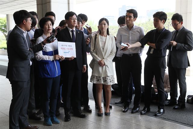 더불어민주당 백혜련 대변인과 강병원 원내대변인이 7일 오후 서울 서초구 서울중앙지검에 자유한국당의 전신인 한나라당과 새누리당의 과거 선거에 매크로(자동입력반복)를 동원한 여론조작 의혹과 관련해 고발장을 접수하기 전 취재진의 질문에 답하고 있다. 연합뉴스