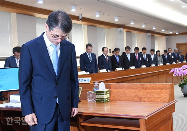 [저작권 한국일보] '재판거래 의혹' 후속조치 논의 위해 모인 법원장들 7일 오전 서울 서초구 대법원에서 열린 전국 법원장 간담회에서 안철상 법원행정처장과 법원장들이 순국선열들을 위한 묵념을 하고 있다.