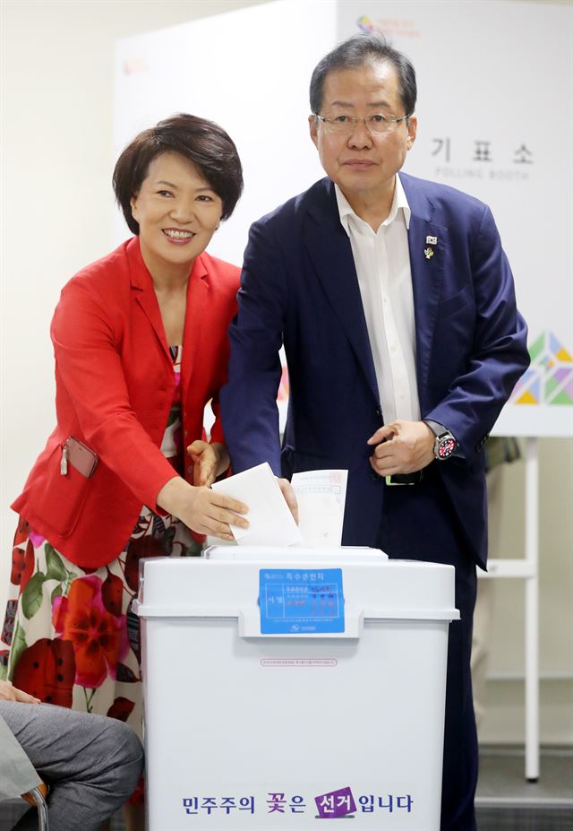 홍준표 자유한국당 대표가 부인 이순삼씨와 8일 오전 서울 송파구 잠실 7동 주민센터에 마련된 제7회 전국동시지방선거 및 국회의원 재ㆍ보궐선거 사전투표소에서 투표를 하고 있다. 연합뉴스