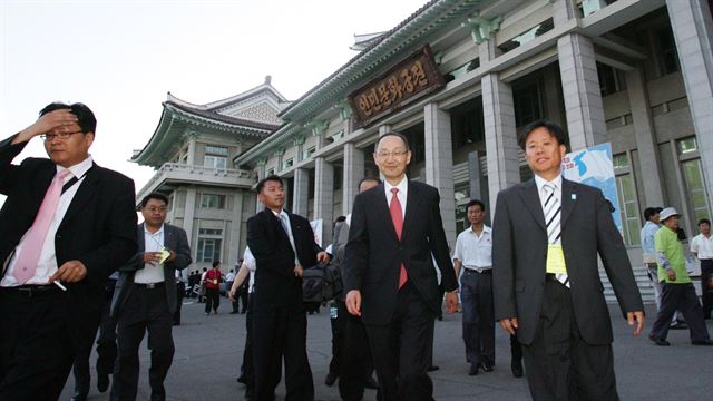 분단체제론자 백낙청 교수는 실천가로서 남북 교섭에 직접 참가하기도 했다. 사진은 2007년 남측 대표로 북한 평양의 인민문화궁전을 방문했던 백낙청 교수. 한국일보 자료사진