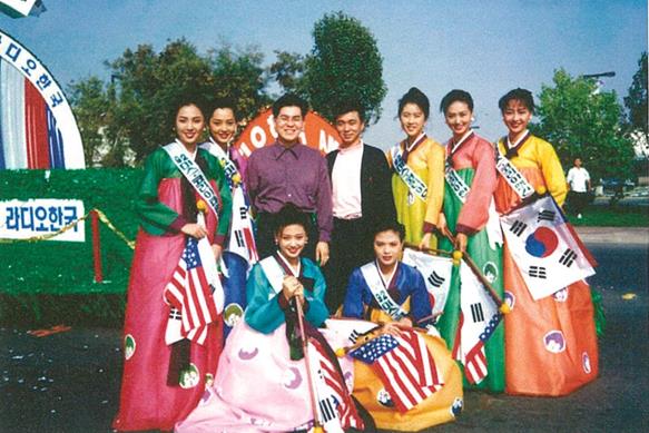 미국 캘리포니아주 오렌지카운티에서 열린 한인타운축제에 참석한 1992년 당선자들이 개그맨 김용만, 김국진과 함께 기념촬영을 했다. 미스코리아 60주년 기념집 제공