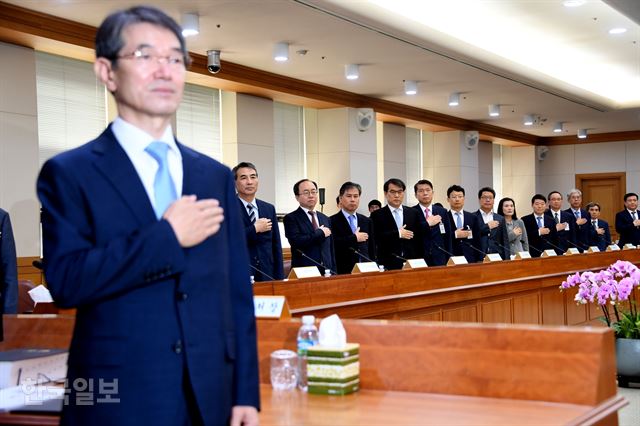 7일 오전 서울 서초구 대법원에서 열린 전국 법원장 간담회에서 안철상 법원행정처장과 법원장들이 국기에 대한 경례를 하고 있다. 류효진 기자