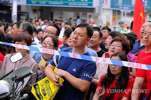 중국 대입시험 가오카오 첫 날인 지난 7일 랴오닝성 선양의 한 시험장 밖에 학부모들이 운집해 있다. 로이터 연합뉴스