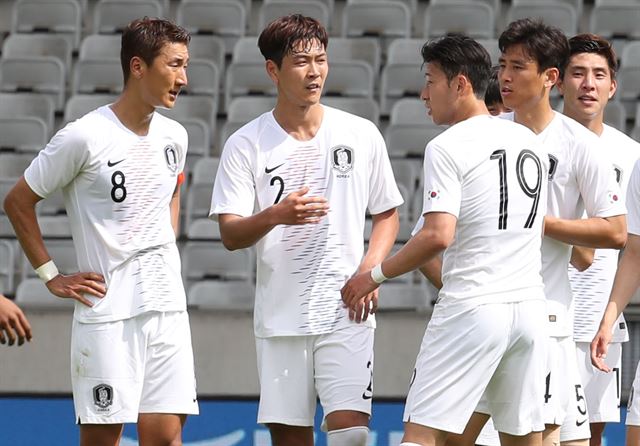 오해를 불러온 장면. 볼리비아전을 마치고 정우영(8번)이 손흥민(19번)에게 뭔가를 말하고 있는 가운데 김영권(2번)이 있다. 인스브루크=연합뉴스