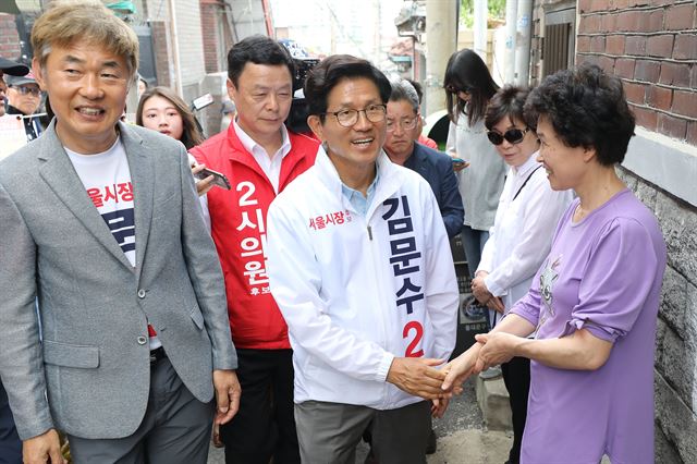 김문수 자유한국당 서울시장 후보가 9일 오후 서울 동대문구 이문로 인근 주택가를 찾아 주민들과 이야기를 나누고 있다. 뉴스1