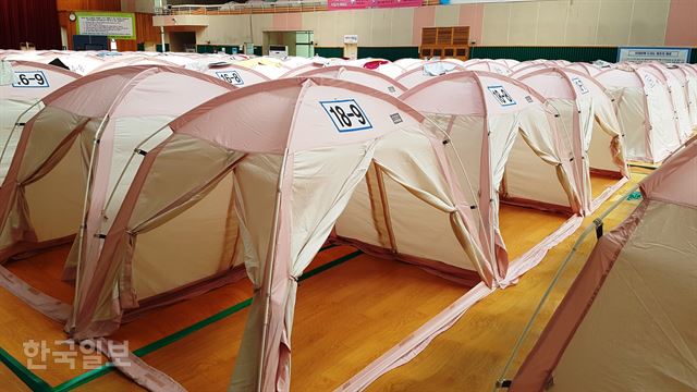 [저작권 한국일보]경북 포항지진 이재민을 위한 임시구호소로 운영중인 포항흥해실내체육관 텐트가 텅 비어 있다. 김정혜기자 kjh@hankookilbo.com