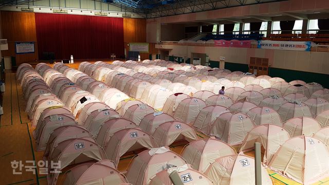 [저작권 한국일보]경북 포항지진 이재민을 위한 임시구호소로 운영중인 포항흥해실내체육관. 깨끗하게 비어 있는 텐트가 쉽게 눈에 띈다. 김정혜기자 kjh@hankookilbo.com